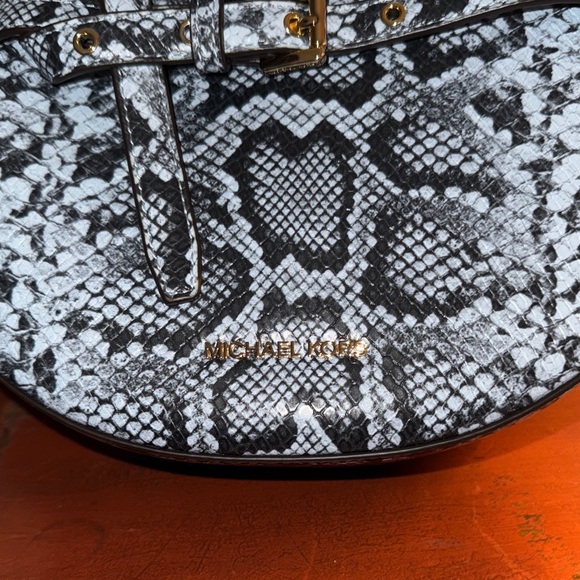 💙🖤🐍Michael Kors Black and White Snake Print Crossbody Bag - Picture 3 of 8